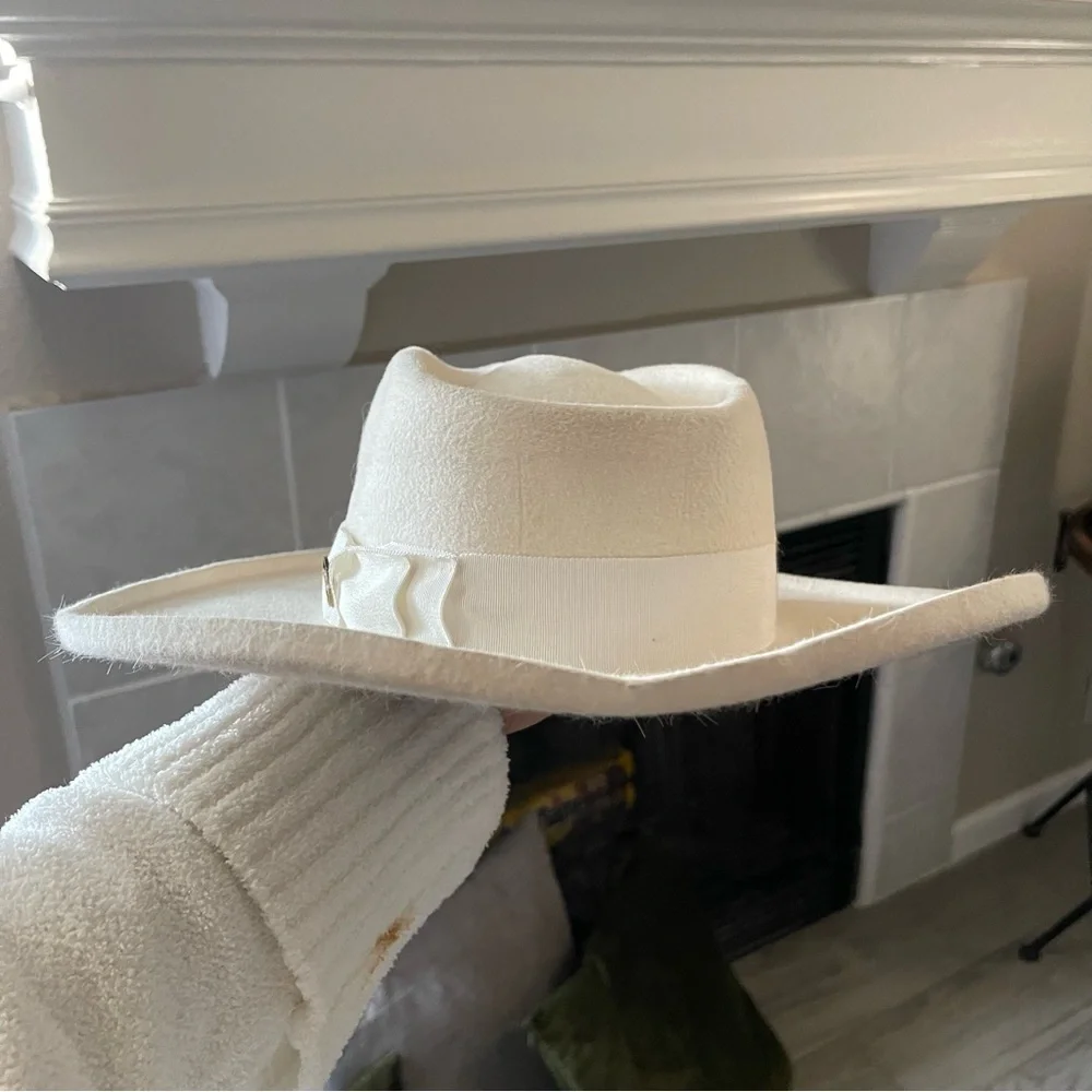 Gladys Tamez Millinery | Arch Hat Size: Small - Picture 7 of 7